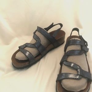 Sundance wedge.sandals. size 9, navy metallic.